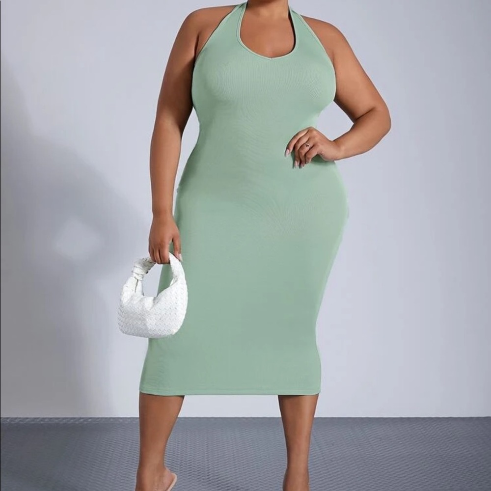 Plus Solid Backless
Halterneck Ribbed Knit Bodycon Dress